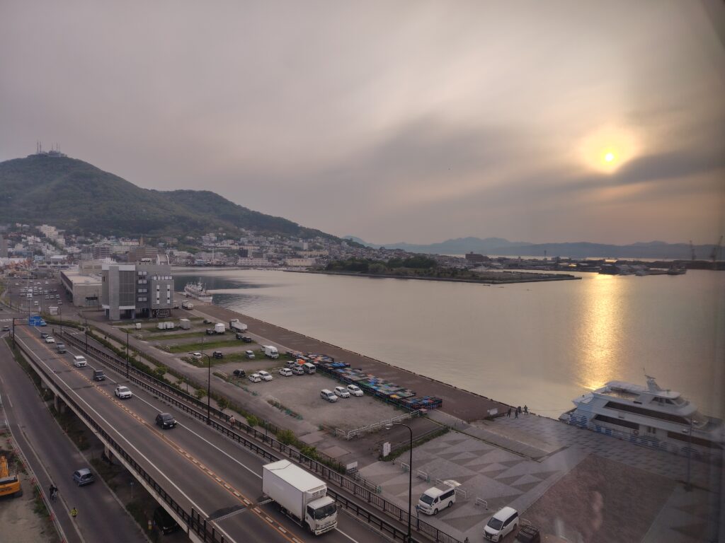 ホテルからの夕焼け。日本海側は磯臭さがないですね。