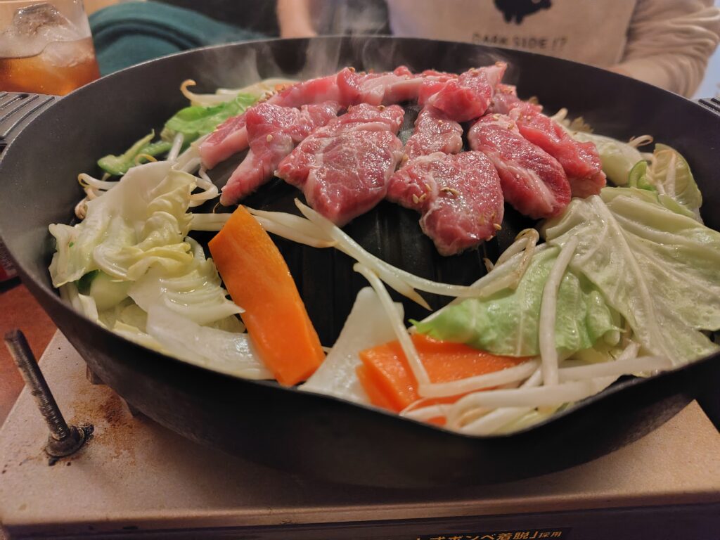 焼いてもらう生ラムジンギスカン大門ひつじ亭 駅前店さんのジンギスカン。ここは本当に美味しかったです。忘れられない逸品。