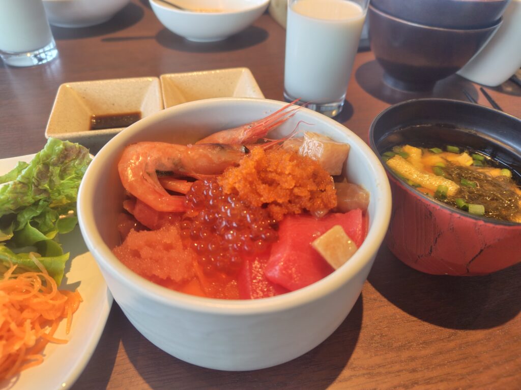 センチュリーマリーナ函館の朝食ビュッフェ1日目。海鮮丼を朝からいただきます。