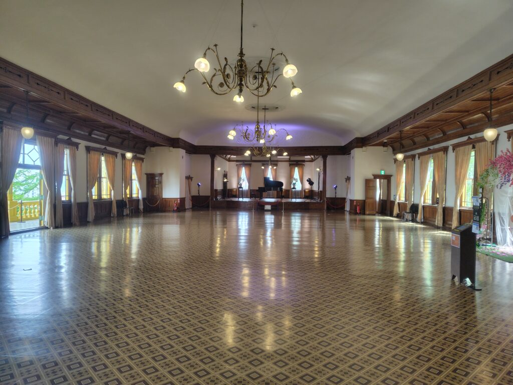 旧函館区公会堂2階の大広間。昔はここで演奏などしてたらしい。