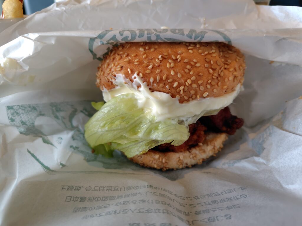 ラッキーピエロ マリーナ末広店のチャイニーズチキンバーガー。なかなかデカい!