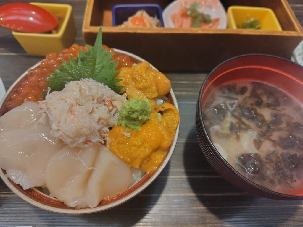 函館ダイニング 雅家さんの海鮮丼。値段は忘れたが美味しかった。