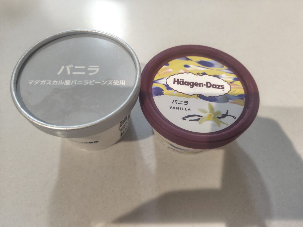 OKストアのバニラアイスとハーゲンダッツのバニラのパッケージ