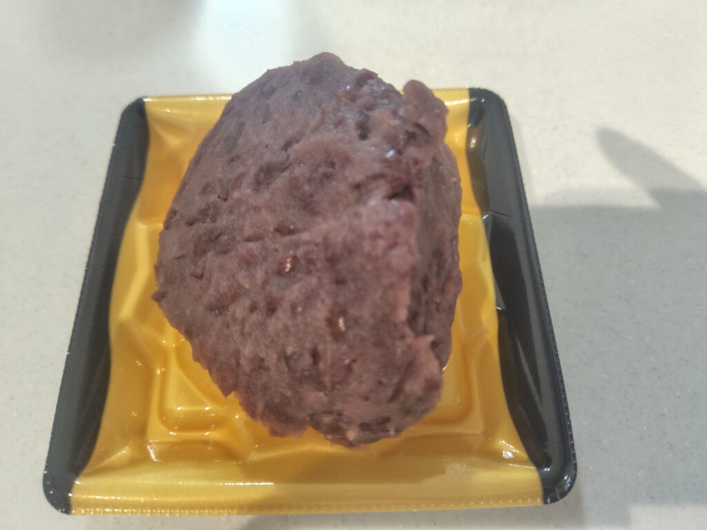 北海道産あずき粒あんおはぎは食べ応えバツグンの大きさ