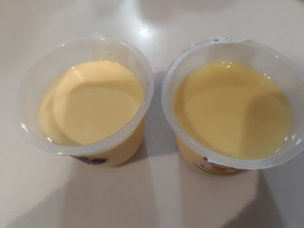 濃厚なクリームととろけるプリン左と朝採りたまごの焼きプリン右