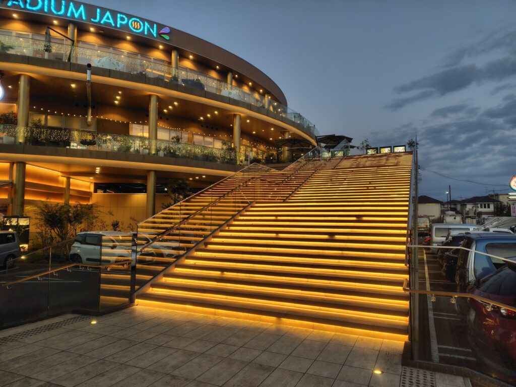 スパジャポの夜のライトアップ。階段がミュージックステーションみたい。