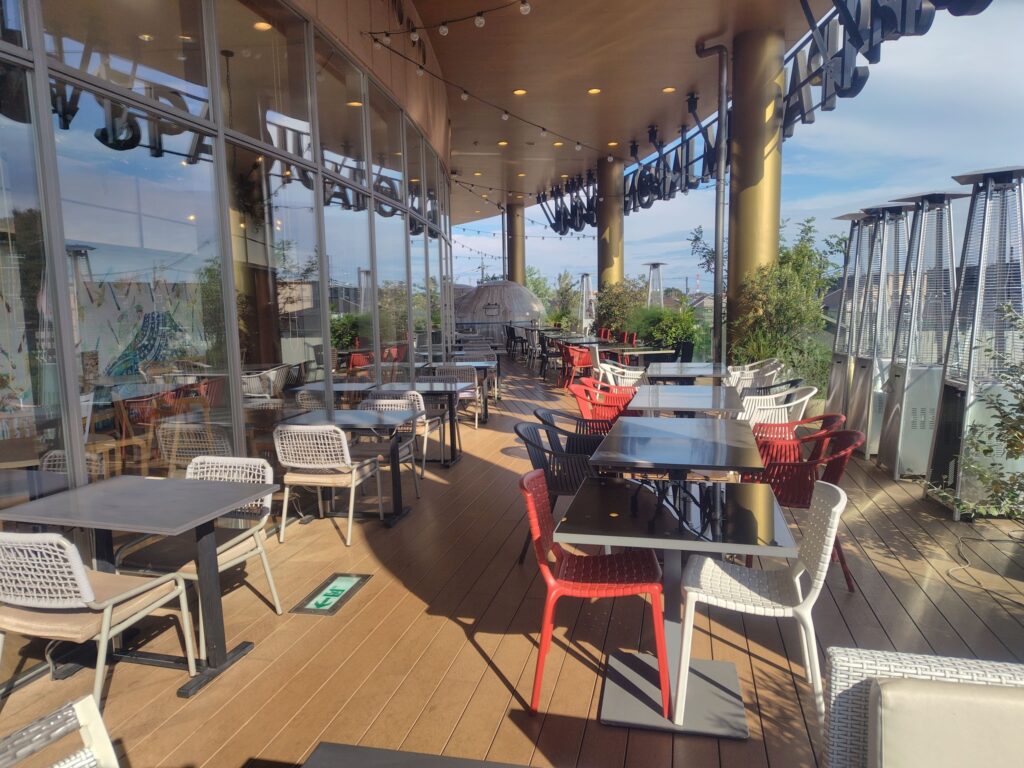 スパジャポ3階平日正午のテラス。空いています。誰もいません。