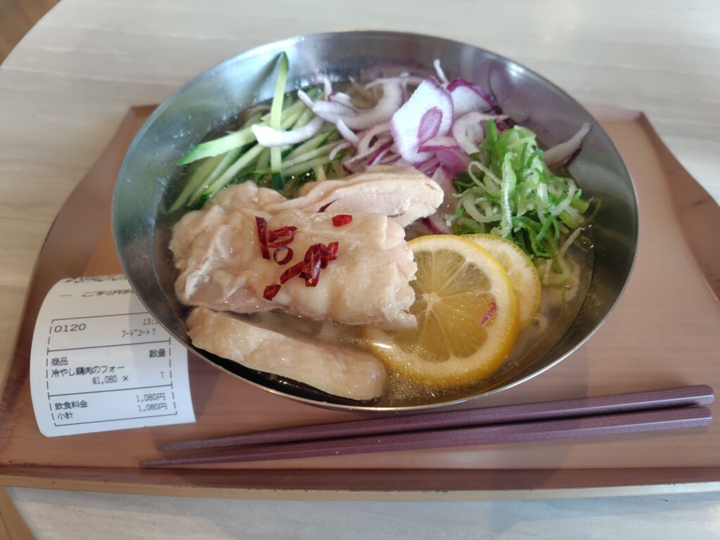 スパジャポ3階のフードコーナーで食べた冷やし鶏肉のフォー。男性だと物足りないかも。