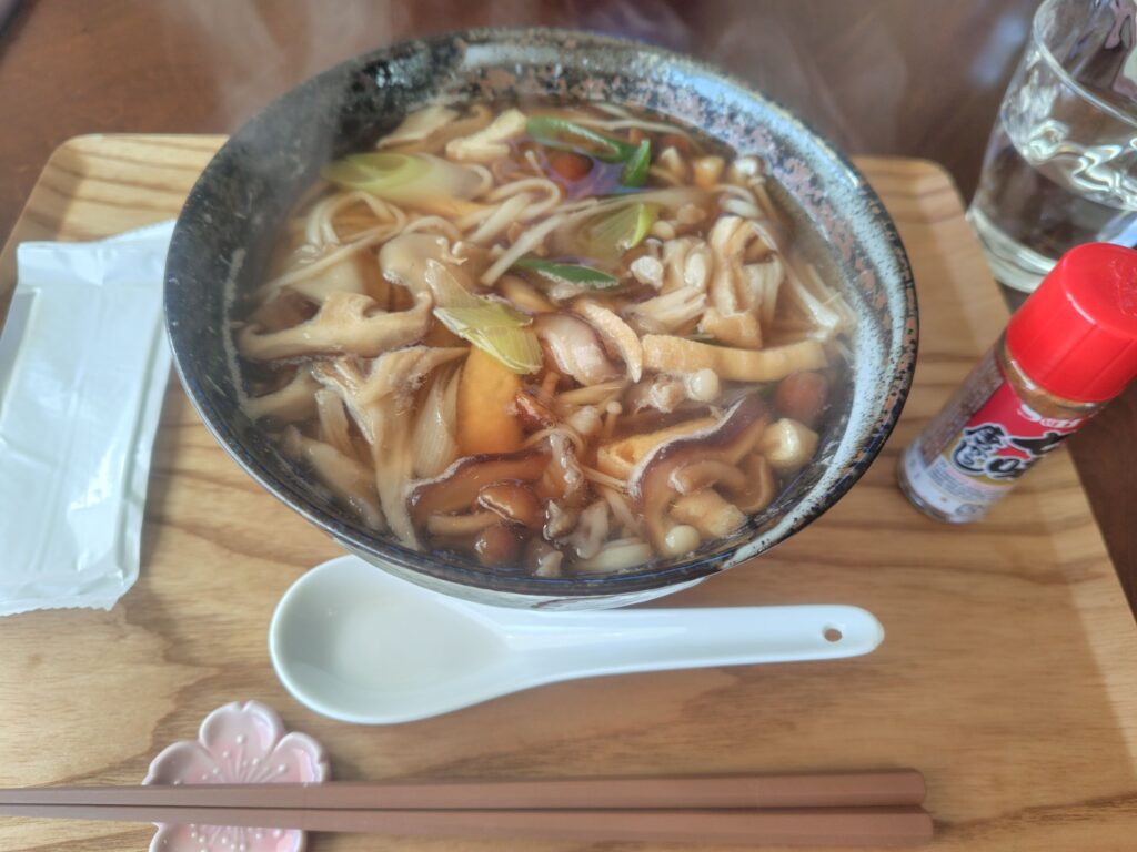 あんカフェさんの季節限定キノコうどん。たっぷりキノコとアツアツのうどんでお腹いっぱいになります。