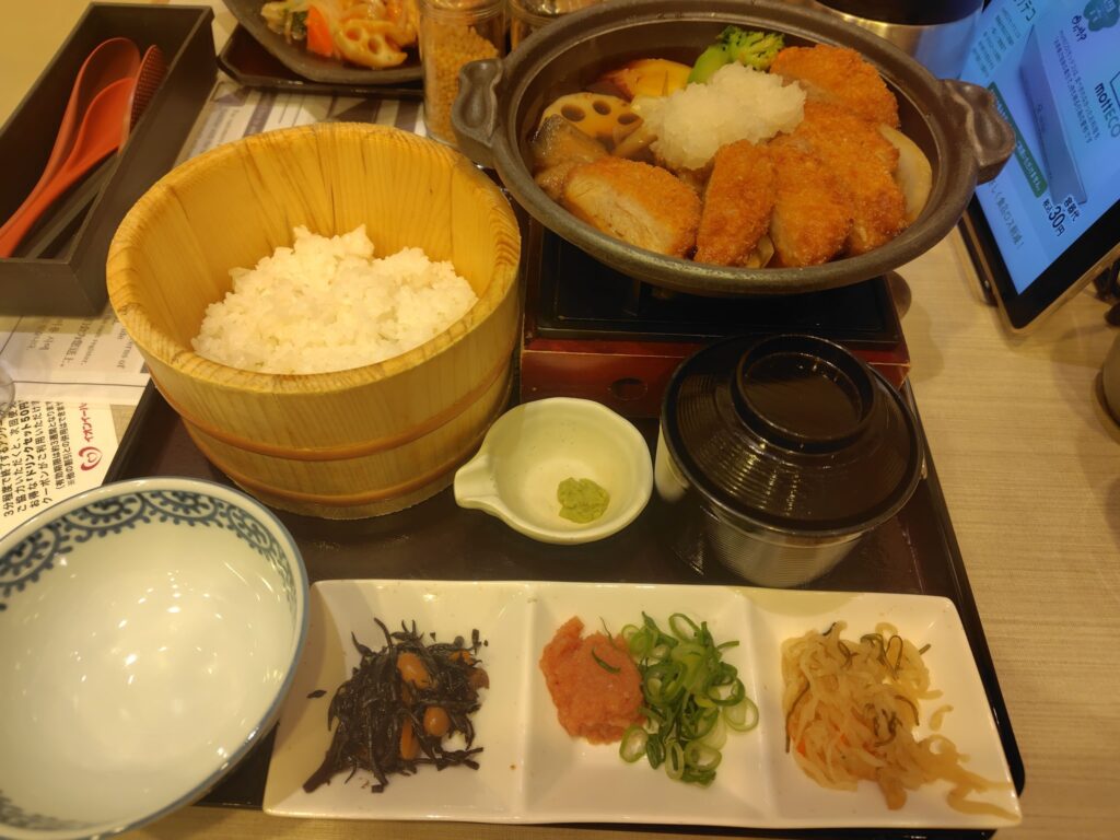 味の民芸さんの和食セット。チェーン店ですが落ち着いた雰囲気で食事を楽しめ、スパジャポよりボリュームあります。